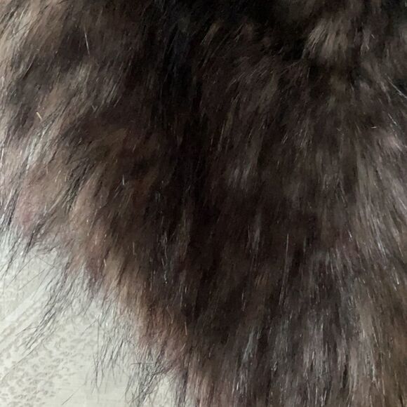 Vince Girls Dark Faux Fur Clip Closure Vest - Picture 2 of 7